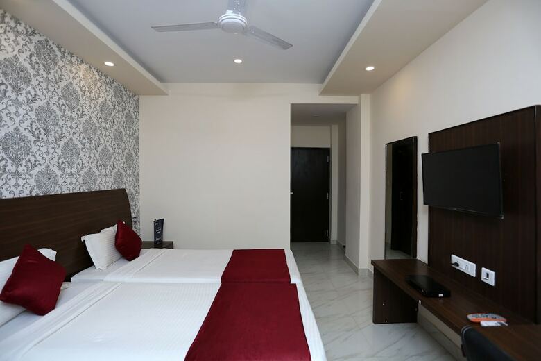 Oyo 9010 Hotel Railview