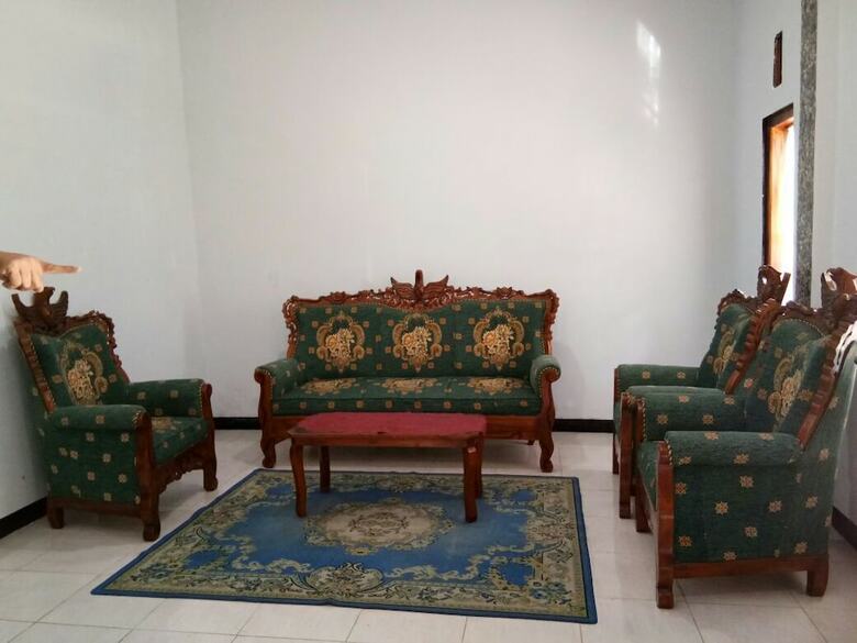 Bed & Breakfast Agung Safira Homestay