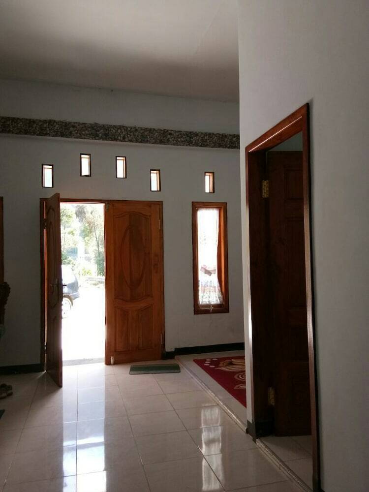 Bed & Breakfast Agung Safira Homestay