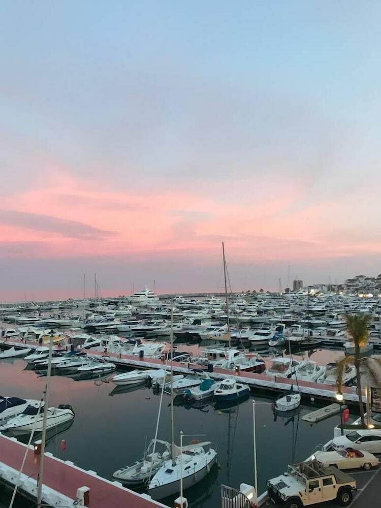 Instastay Front Line Harbor Apartment
