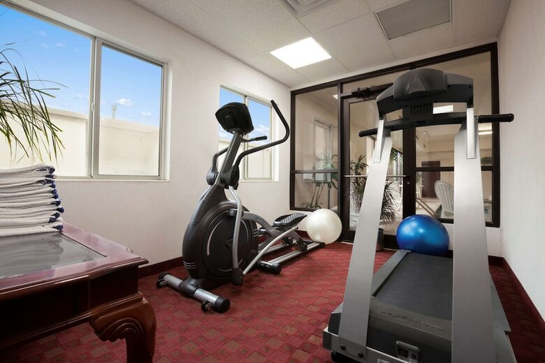 Motel Super 8 By Wyndham Aurora/naperville Area
