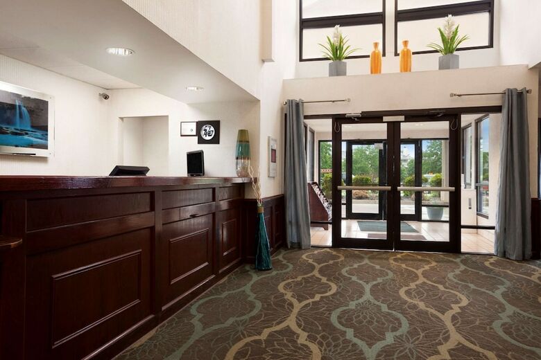 Motel Super 8 By Wyndham Aurora/naperville Area
