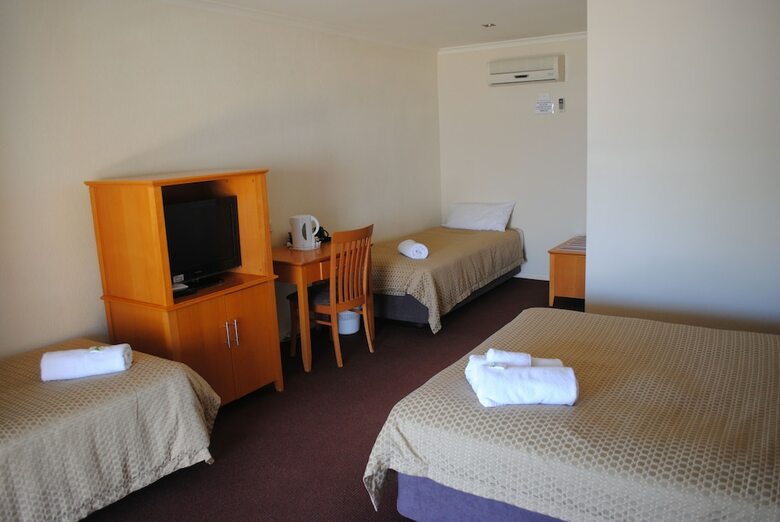 Horse And Jockey Hotel Motel
