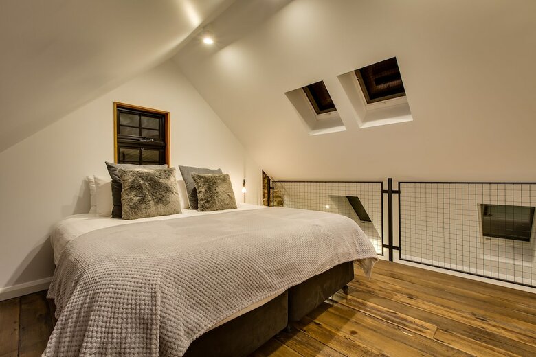 White Room Apartments
