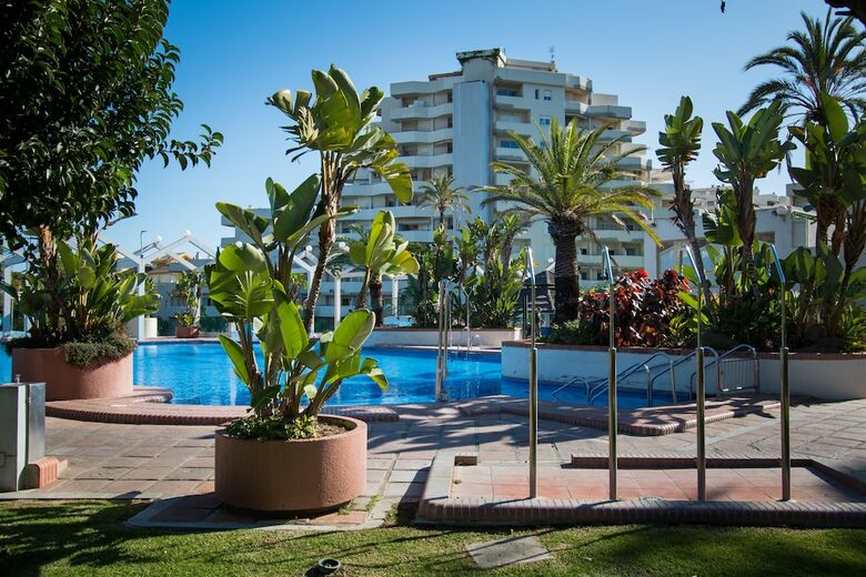 Apartamentos Holidays2benal Beach