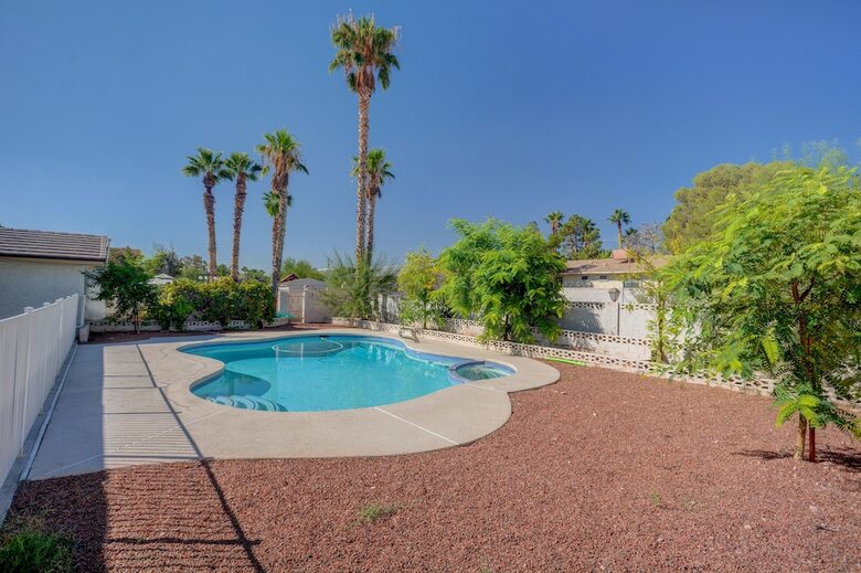 Luxurious 4br House With Large Pool! 8min To Strip