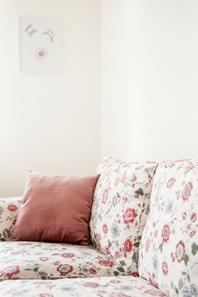 Charming Two-bedroom Apartment Next To The Emmaus Abbey