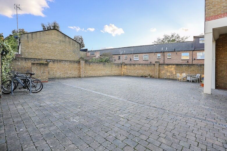 Spacious 4 Bedroom Home In East London