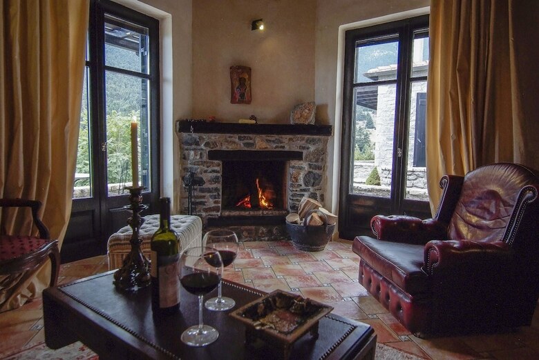 Hotel Ostra Mainalon Luxury Suites