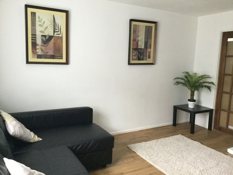 Apartamentos Nice 4 Bed Near Basildon Town Centre
