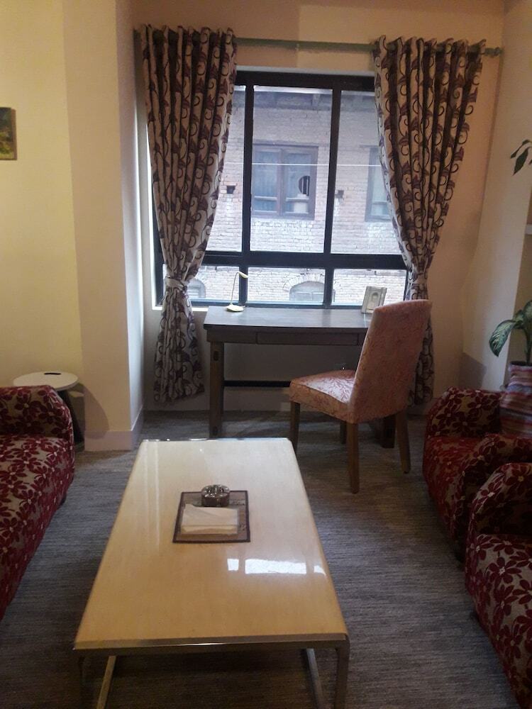 Hostal The Glasshouse Hotel & Hostel