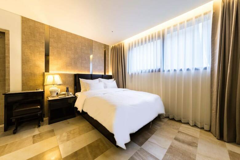 Hotel Indi Present