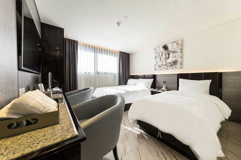 Hotel Indi Present