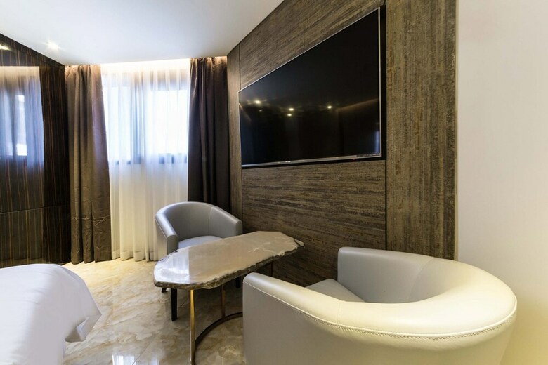 Hotel Indi Present