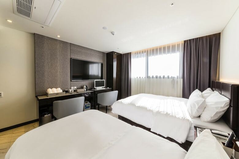 Hotel Indi Present