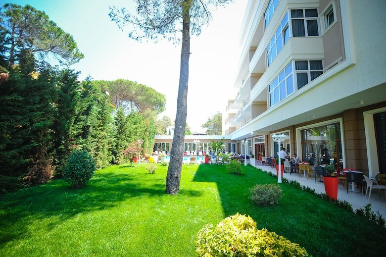 Hotel Sandy Beach Resort