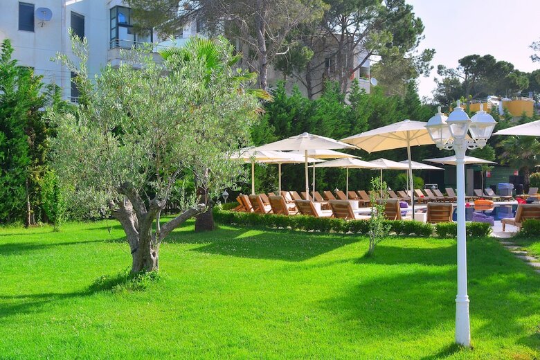 Hotel Sandy Beach Resort