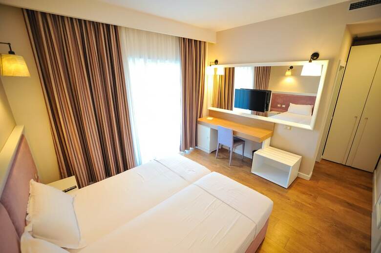 Hotel Sandy Beach Resort