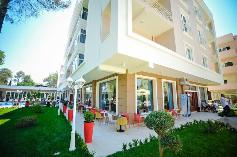 Hotel Sandy Beach Resort