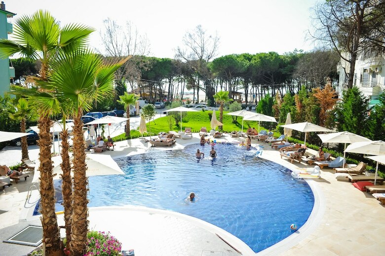 Hotel Sandy Beach Resort
