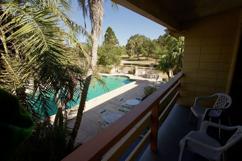 Hotel Golden Host Resort