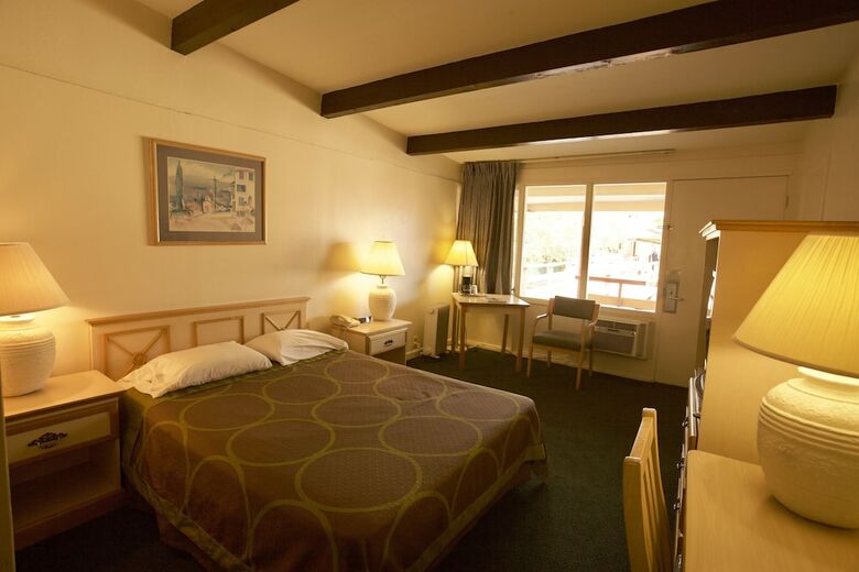 Hotel Golden Host Resort