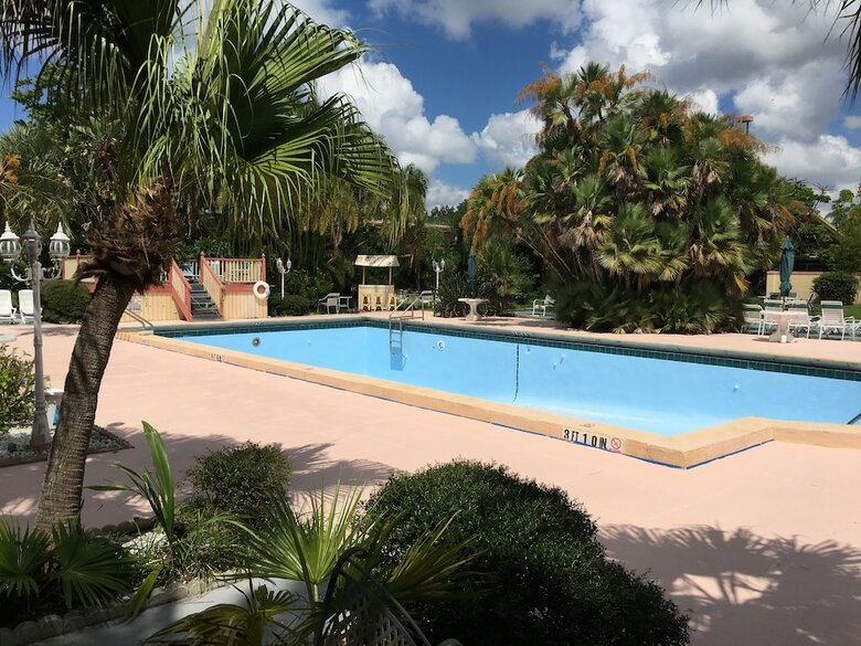 Hotel Golden Host Resort