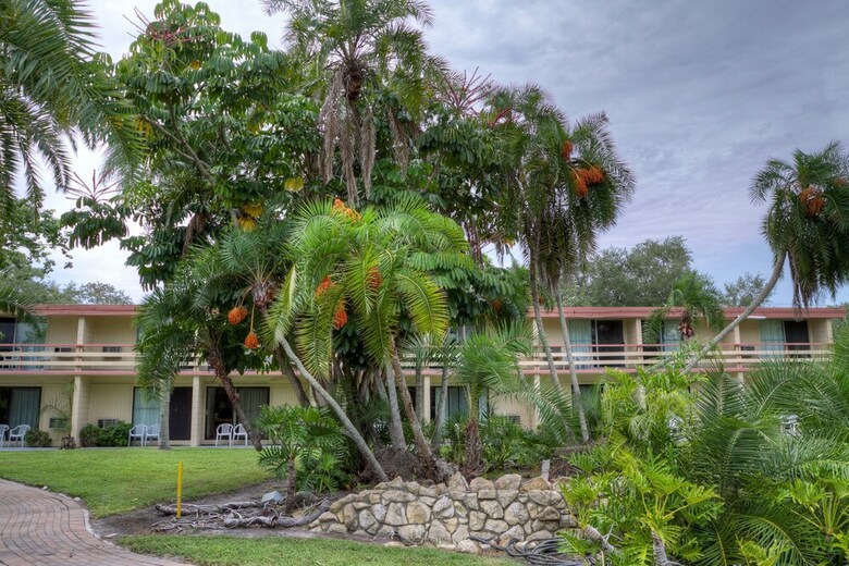Hotel Golden Host Resort