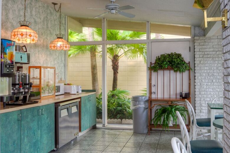 Hotel Golden Host Resort