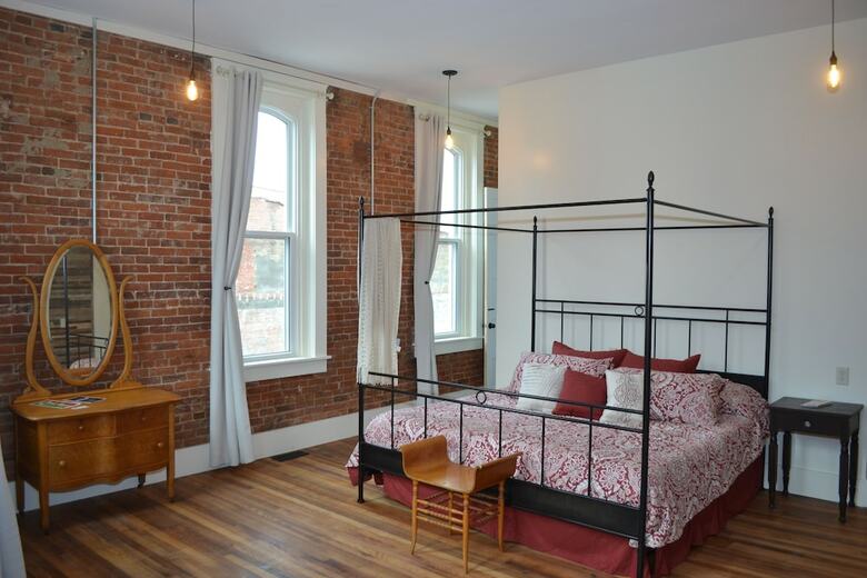 Hotel Eighteen-ninety Sleepover