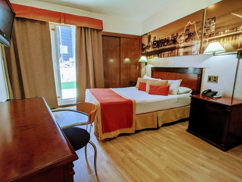 Reconquista Plaza Hotel