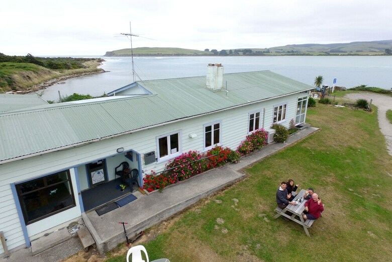Hostal Surat Bay Lodge & Backpackers Hostel