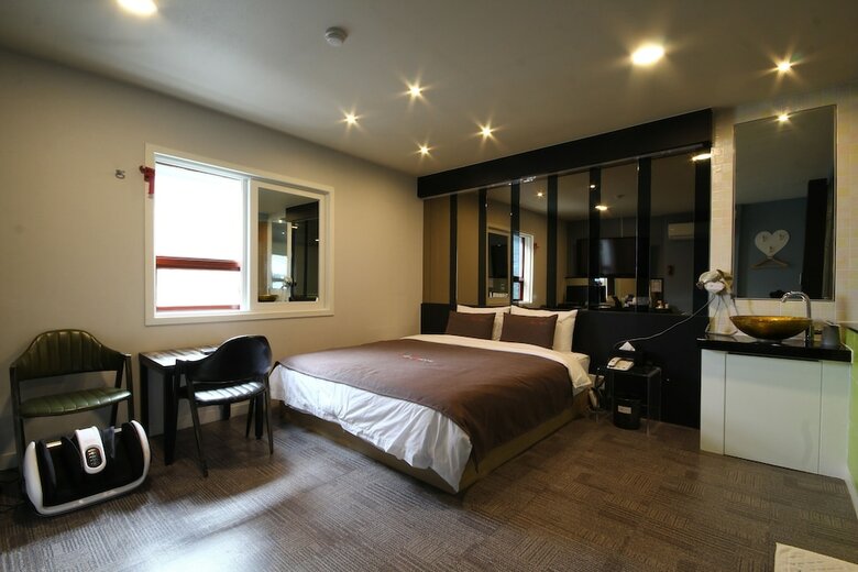 The M Hotel