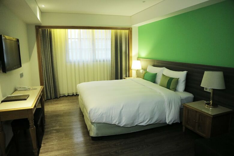 Green World Triplebeds Hotel
