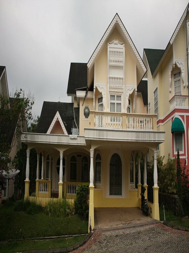 Villa Kota Bunga Matahari