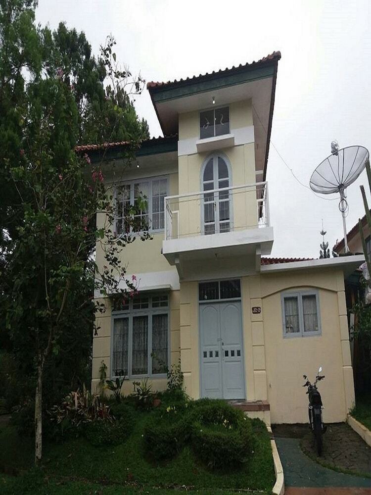 Villa Kota Bunga Dahlia