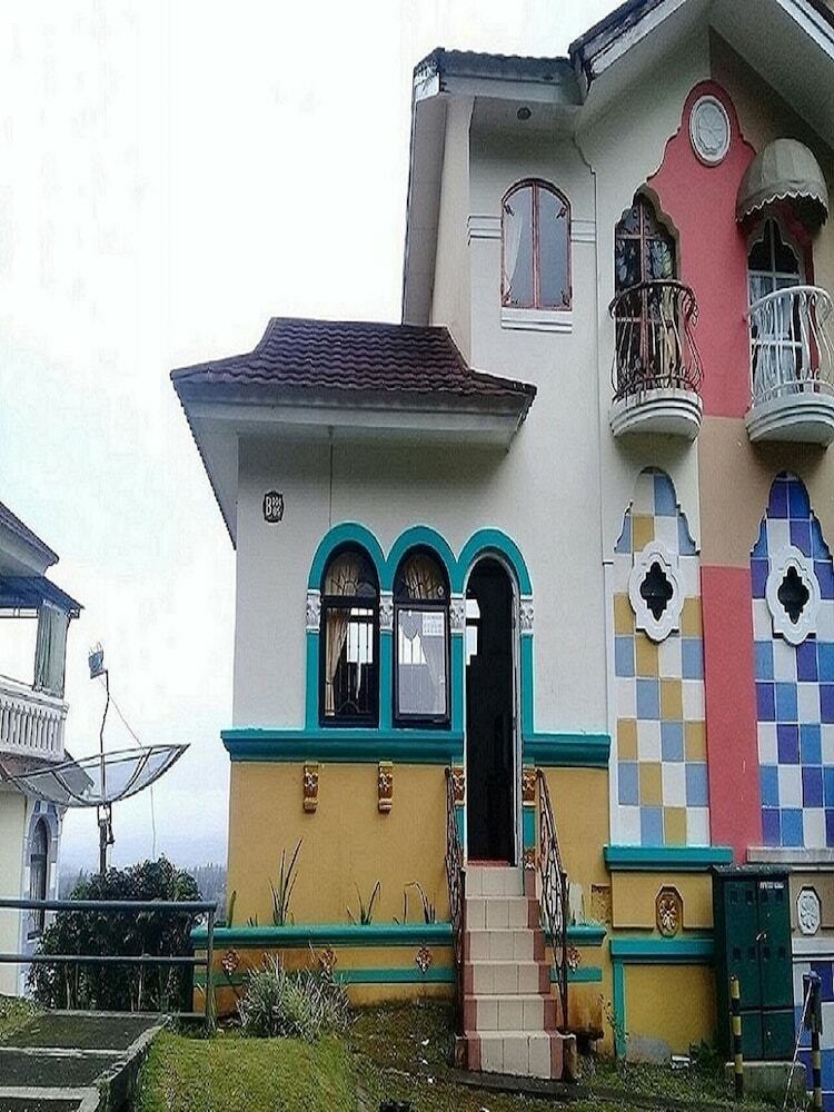 Villa Kota Bunga Dahlia