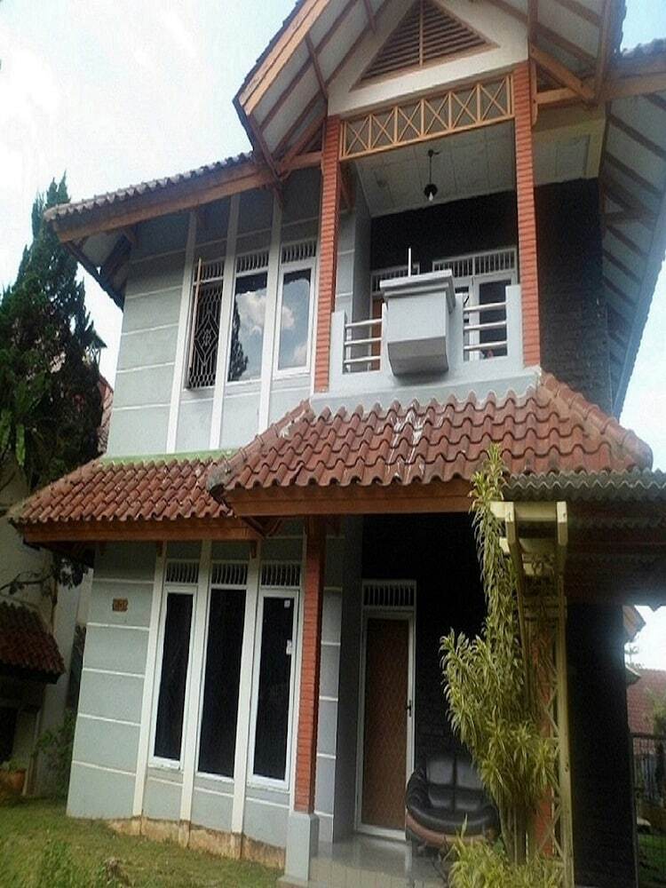 Villa Kota Bunga Dahlia