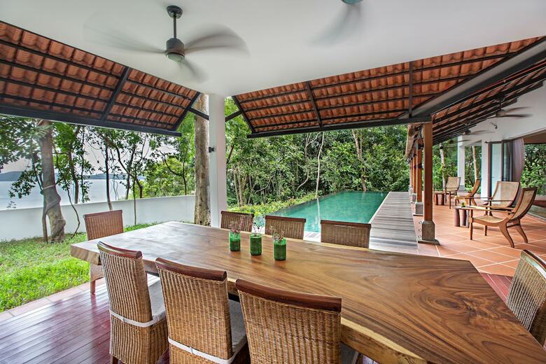 Hotel Ambong Pool Villas