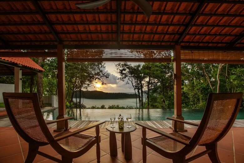 Hotel Ambong Pool Villas