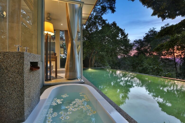 Hotel Ambong Pool Villas