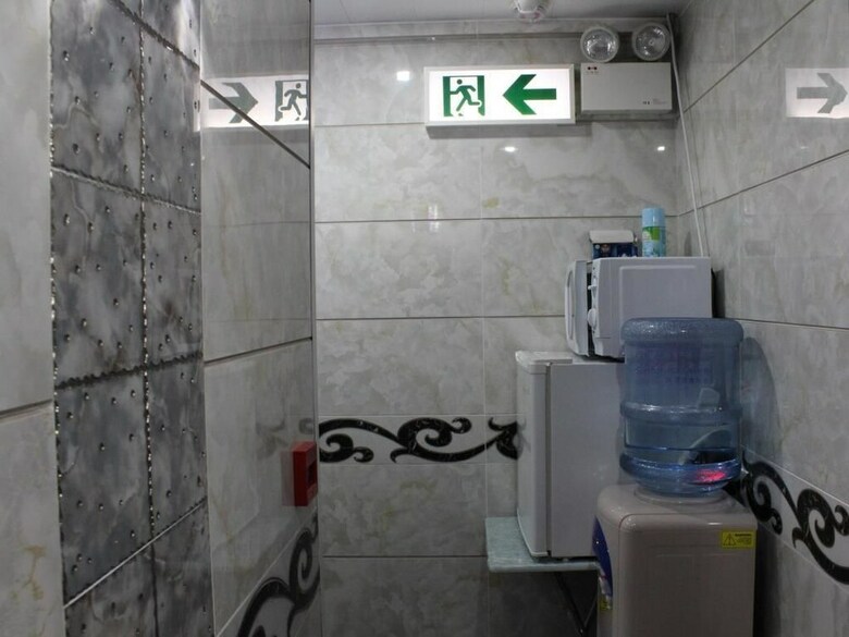 Gold Sparrow Hotel