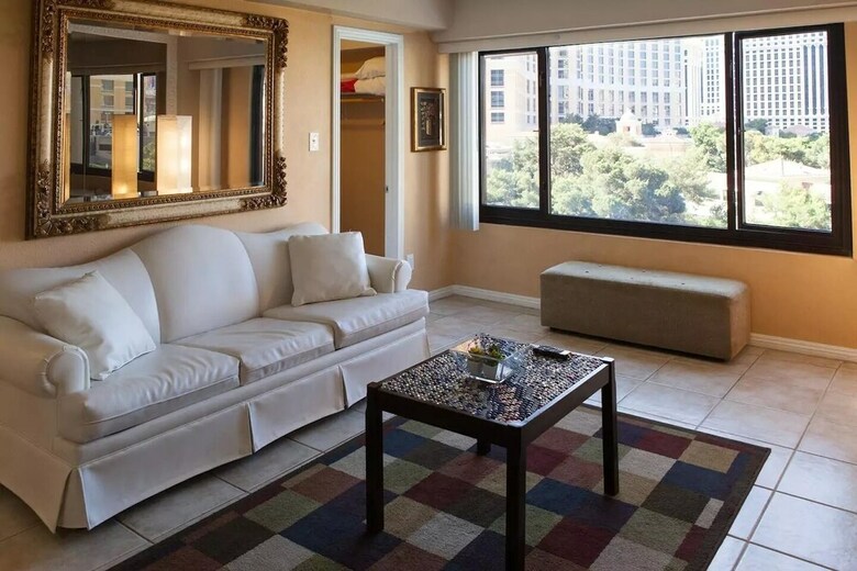 Stripviewsuites At Jockey Club