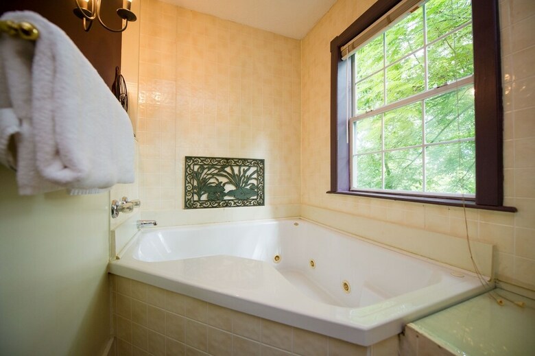 Oak Crest Cottages & Treehouses