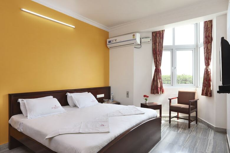 Sri Aarvee Hotels