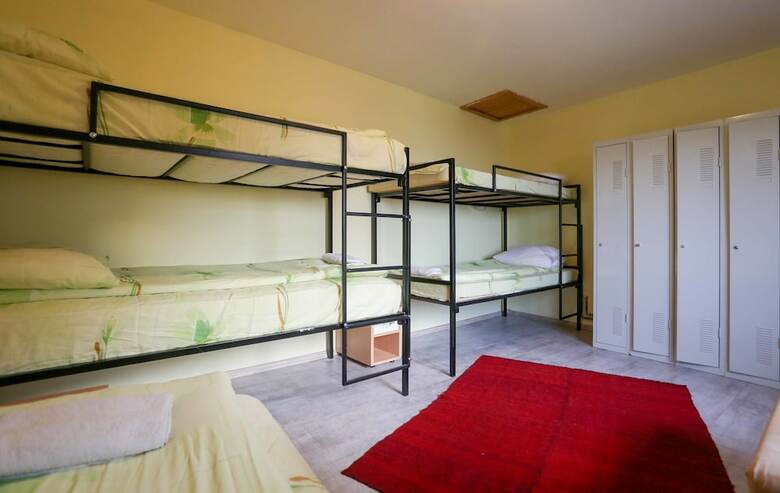 Hostal Haris Youth Hostel