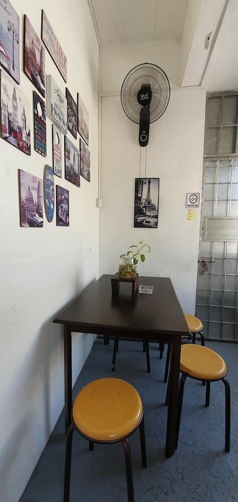 Hostal Escape Backpackers Kk