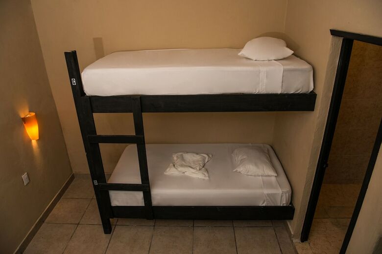 Hostal Deja Hostel Suites