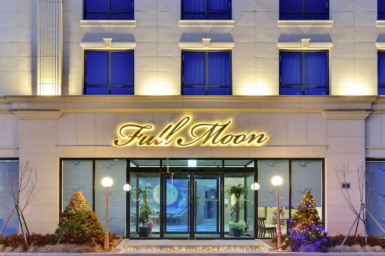 Hotel Full Moon