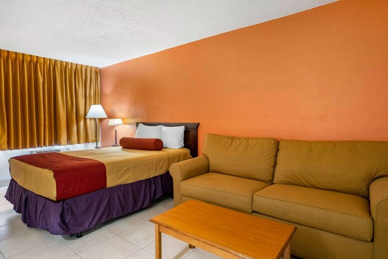 Hotel Econo Lodge North